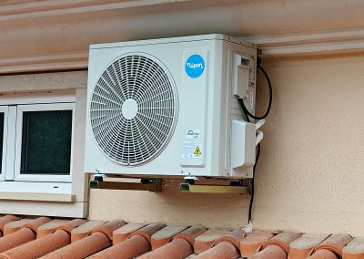 Aparelho de ar condicionado, instalado pela empresa Trilhos Florescentes