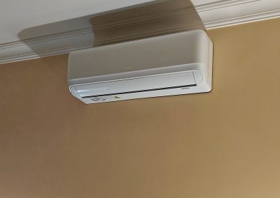Aparelho de ar condicionado no interior de uma casa, instalado pela empresa Trilhos Florescentes