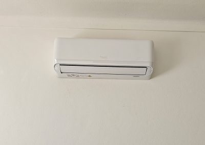 Aparelho de ar condicionado no interior de uma casa, instalado pela empresa Trilhos Florescentes
