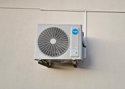 Aparelho de ar condicionado no exterior de uma casa, instalado pela empresa Trilhos Florescentes