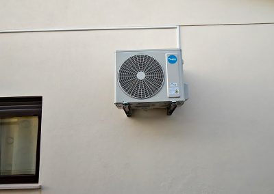 Aparelho de ar condicionado no exterior de uma casa, instalado pela empresa Trilhos Florescentes