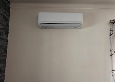 Aparelho de ar condicionado no interior de uma casa, instalado pela empresa Trilhos Florescentes