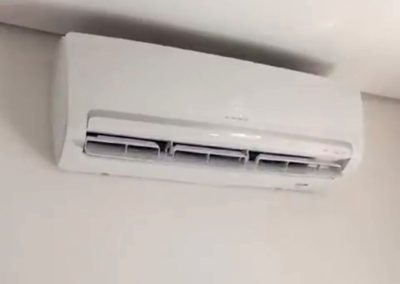 Aparelho de ar condicionado no interior de uma casa