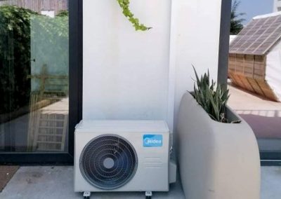 Aparelho de ar condicionado no exterior de uma casa