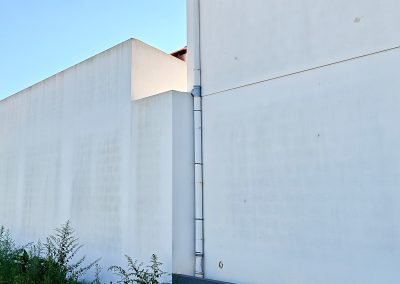 Aparelho de Ar condicionado no exterior de um edifício, instalado pela empresa Trilhos Florescentes