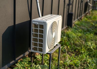 Aparelho de ar condicionado no exterior de um edificio
