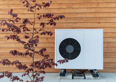 Aparelho de ar condicionado no exterior de um edificio de madeira