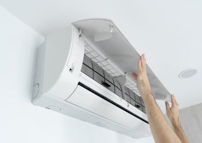 Pormenor de umas mãos a abrir um aparelho de ar condicionado