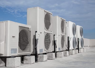 Aparelhos de Ar condicionado industrial no topo de um edifício